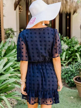 Schwarzes Wickel-Minikleid mit V-Ausschnitt und Schweizer Punkten und Rüschen